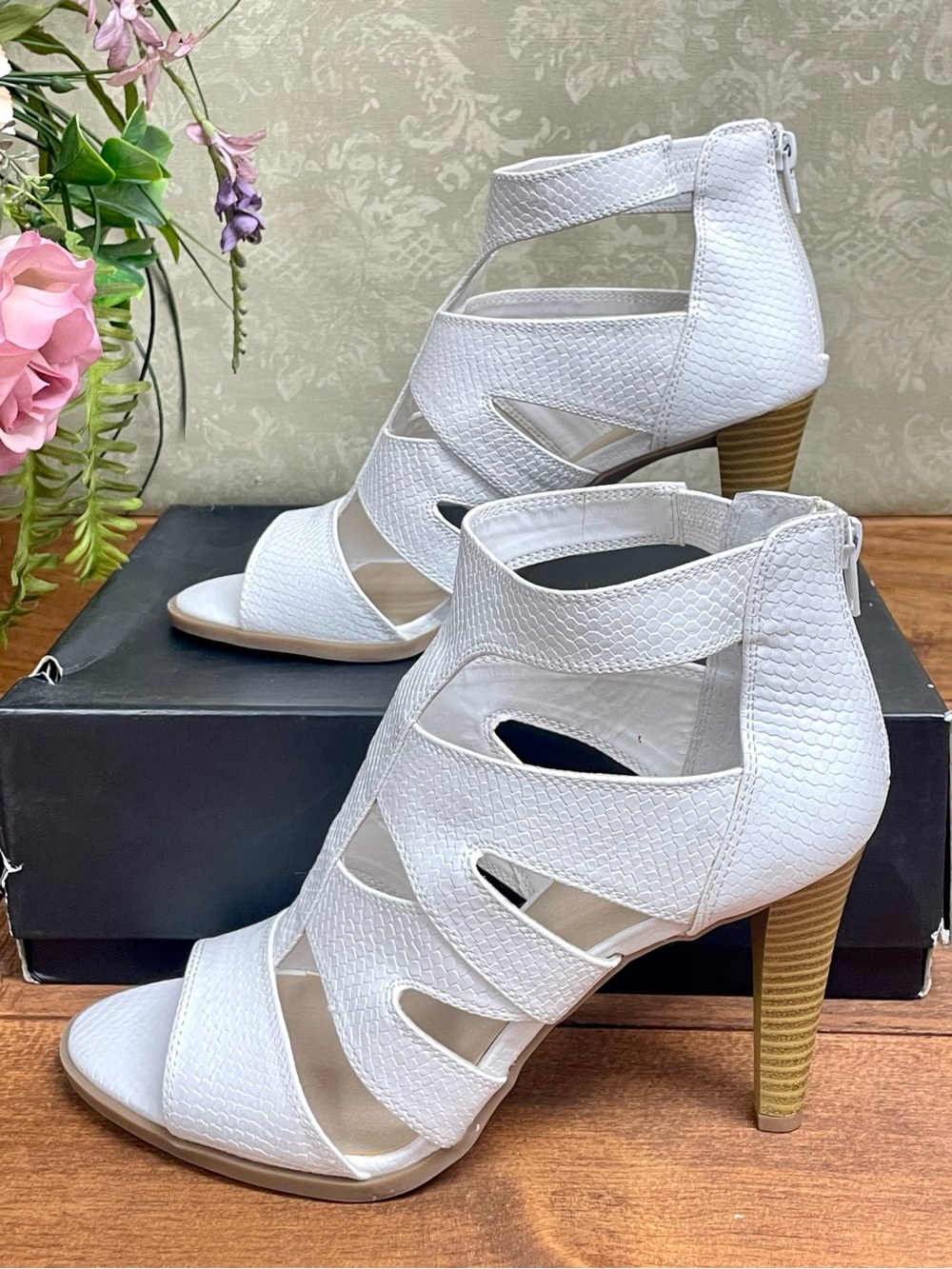 Simply Vera Vera Wang Dragon White Snakeskin Strappy Sandal Heeled Bootie 9.5